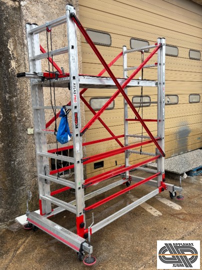 Échafaudage roulant en aluminium avec système d'échelles à déployer en deux parties, marque TeleSafe XL PREMIUM par ATLAS PRO , modèle S004 XL PR 