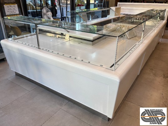 Vitrine réfrigérée 4m70 x 2m40 d'occasion de restaurant traiteur, ensmeble design , finition blanche 