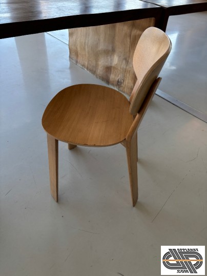Chaise scandinave de profil