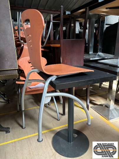 chaise de collectivité a suspendre sur table