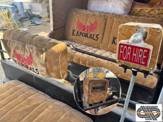 Sellerie intérieure personnalisée Kaporal 5 d’un tuk-tuk rickshaw vintage – Signalétique 