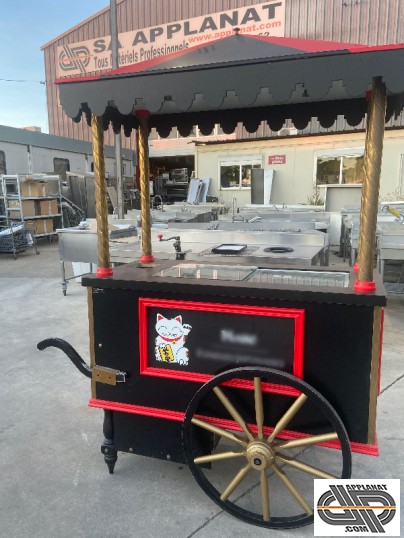 Chariot a glace rétro , charrette à glace vintage rouge et noir