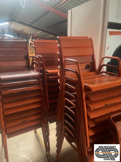 Lot de chaises en fer d'extérieur empilées