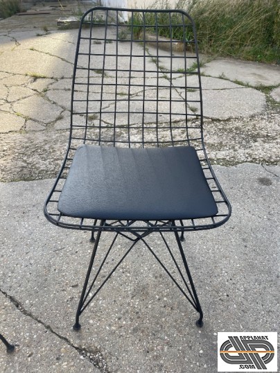 Chaise métallique de face