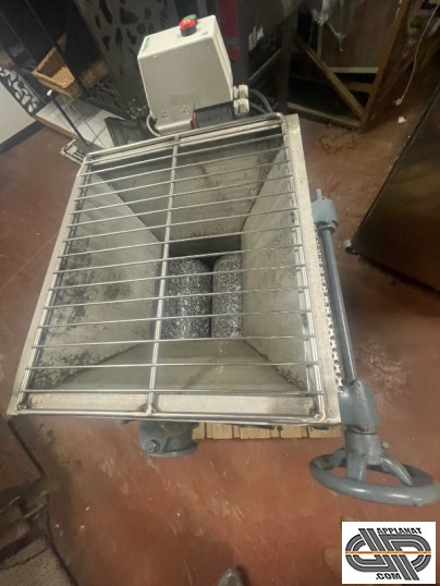Ancienne broyeuse a amandes avec trémie inox et grille de sécurité