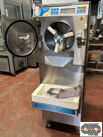 Turbine à glace professionnelle Carpigiani Maestro 2 Stelle HCD d'occasion. Machine multifonctions glace et pâtisserie avec système. La photo montre l