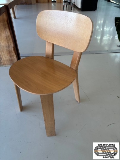 Chaise moderne de restauration