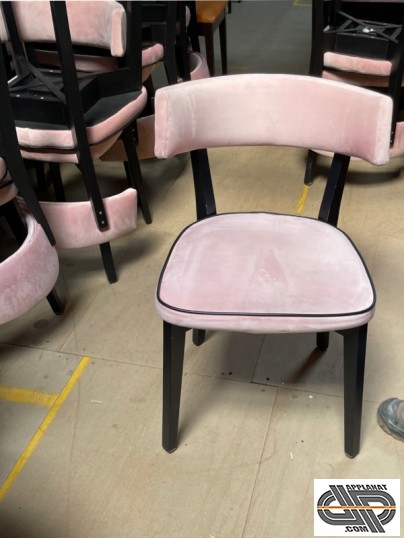 Chaise d'occasion structure bois noir avec assise avec passepoil noir et dossier velours rose poudré  