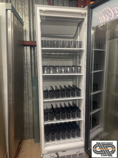 frigo à boissons ouvert