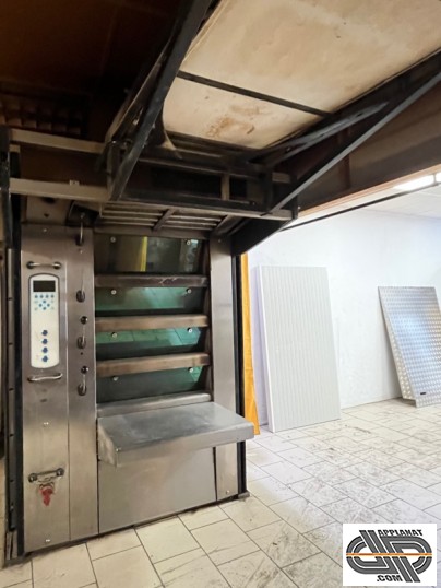 Notre four à sole de boulangerie d'occasion Bongard OMEGA 800.4, avec sa surface de cuisson de 3,8 m², vous permettra de produire jusqu'à 60 baguettes