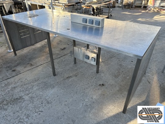 Grande-table-inox-ilot-central-pour-cuisine-professionnelle