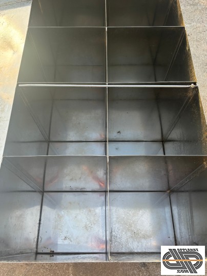 Intérieur des bacs d'un meuble inox de stockage de farine de boualangerie