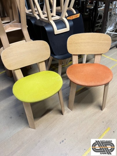 Chaises de couleur