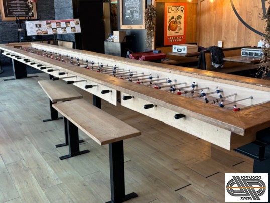 Table de restaurant avec baby-foot intégré - meuble unique pour espaces conviviaux