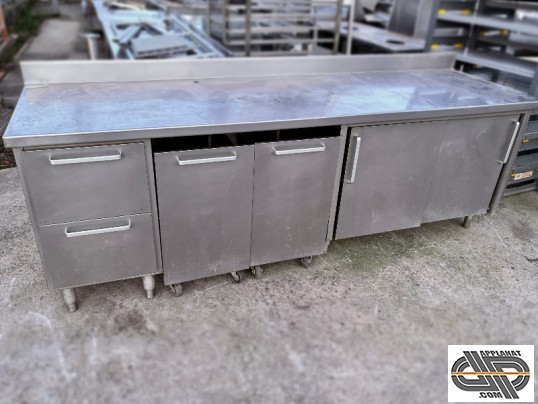 mobilier inox professionnel d'occasion. Grande table de préparation boulangerie pâtisserie occasion avec bac a farine, placard ... 