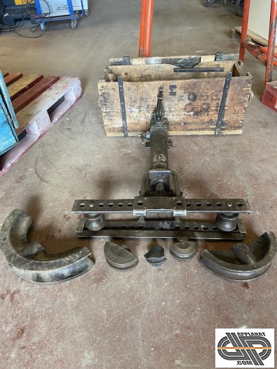 Ancienne cintreuse hydraulique manuelle Mingoni d'occasion avec caisse bois d'origine et sabots
