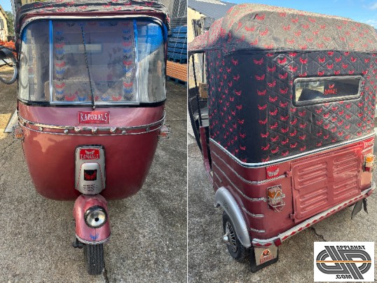 Vue avant et arrière d’un tuk-tuk d’occasion Kaporal 5 – Véhicule décoratif type rickshaw indien – Parfait pour projet événementiel, photobooth ou scé