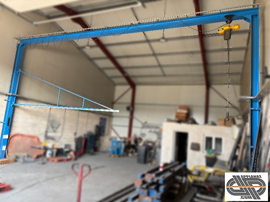 Ensemble pont roulant avec palan électrique 1 tonne en atelier Installation complète avec structure IPN 200, passage utile 9,5 m, hauteur sous crochet