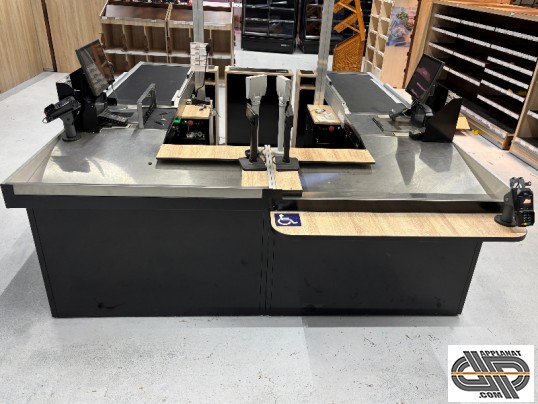 Sortie de caisse Retail d'occasion accessible PMR – îlot encaissement HMY avec finitions bois clair et métal noir, mobilier de supermarché d’occasion