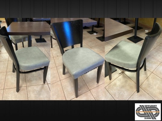 Chaise restaurant bar brasserie d'occasion avec structure en bois noir, dossier plein et assise rembourées avec habillage simili cuir gris clair