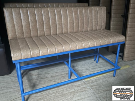 banquette haute 1m40 a piètement métallique bleu et dessus rembourré capitonné