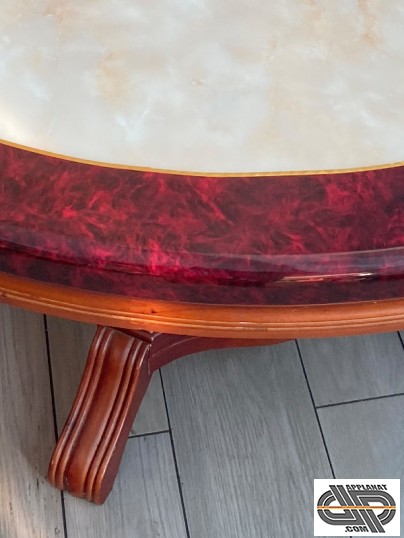 dessus de table à effet marbré clair avec pourtour rouge nacré et fin liseré doré