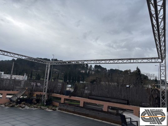 Structure truss tyriangle 290 en carré de 8m00x8m00 hauteur 3m50 sur une terrasse