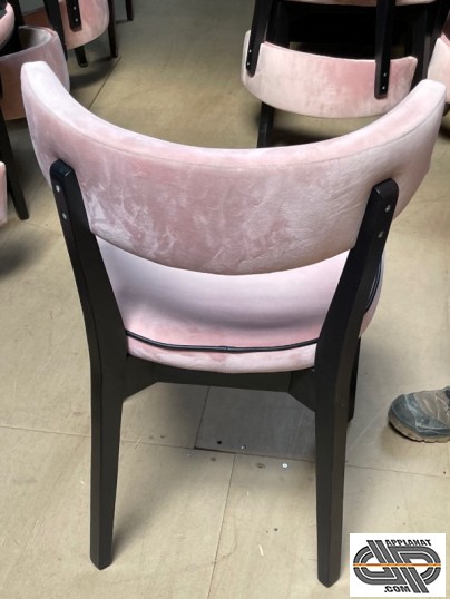 chaise chic en velours rose poudré et noire vue de derrière